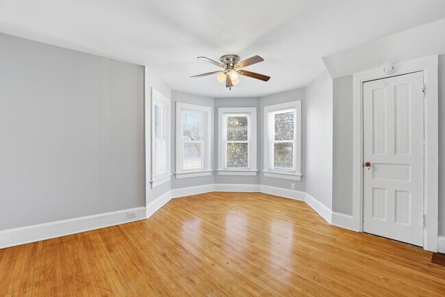 Building Photo - 5 Bedroom House in Manitowoc