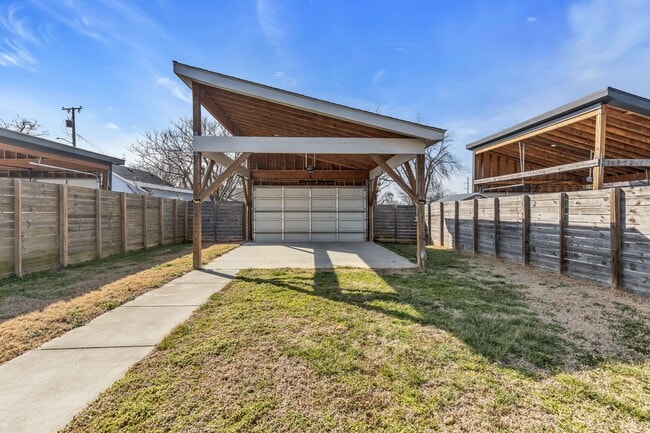 Building Photo - 715 32nd Ave N