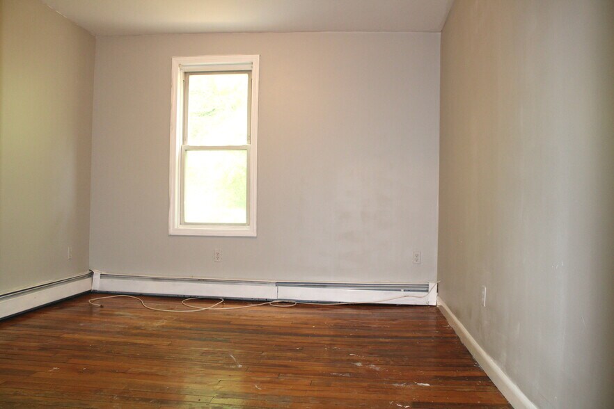 Building Photo - 119 River St