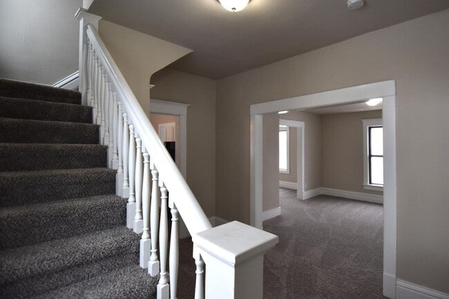 Building Photo - 3 Bedroom 2 Bathroom 2 Stall Garage