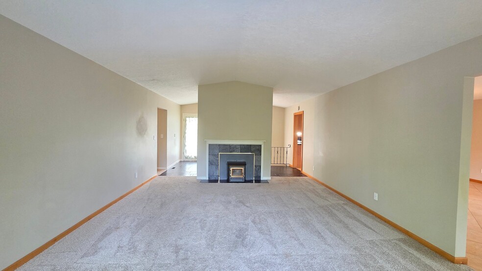 Building Photo - 16932 Greentree Ave