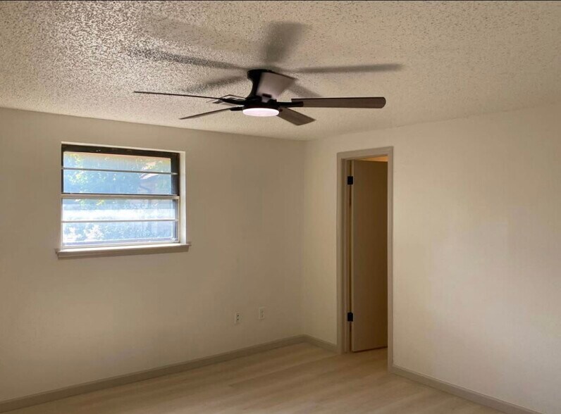 Building Photo - 11707 N Francis Ave