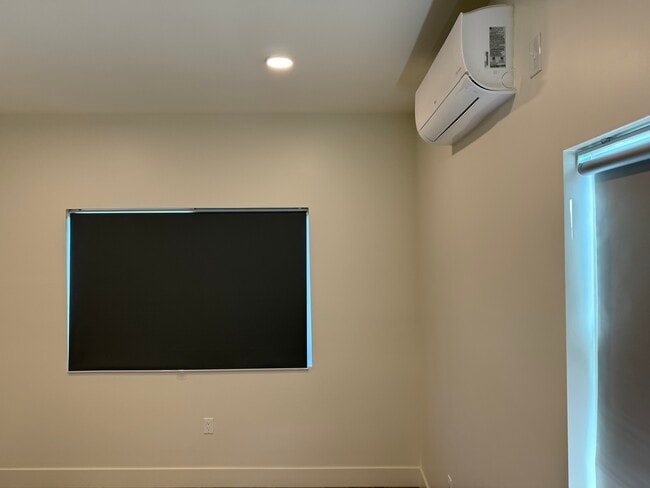 Building Photo - 1031 Ocean Park Blvd