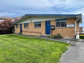 Building Photo - Moore (1371 SE 9th Ave &amp; 1370 SE 10th Ct.)