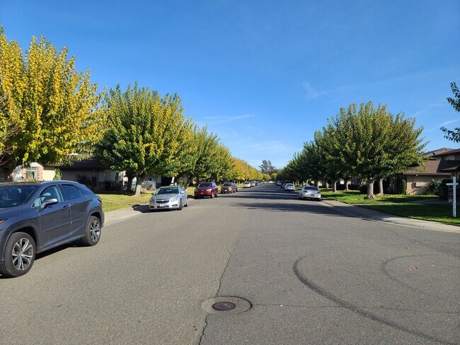 Building Photo - UPDATED RENTAL IN SACRAMENTO!