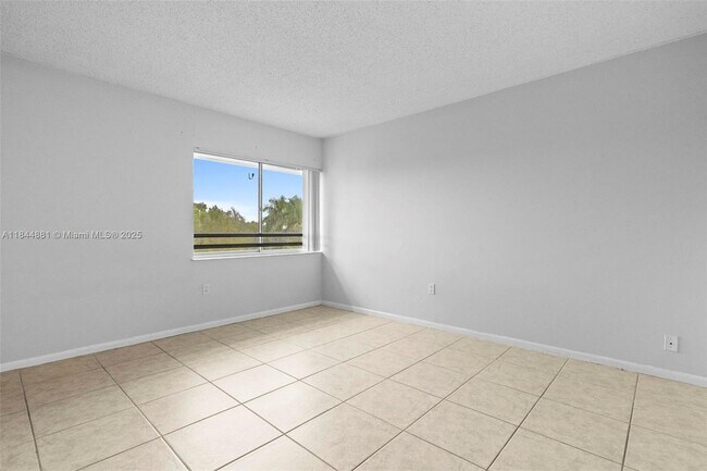 Building Photo - 711 N Pine Island Rd
