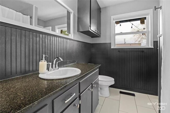 Building Photo - 110 SE 13th St