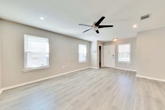 Building Photo - 5609 Silver Screen Dr