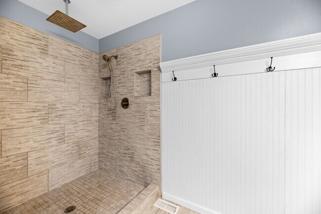 Building Photo - Beautiful 5 bedroom home in Andover School...