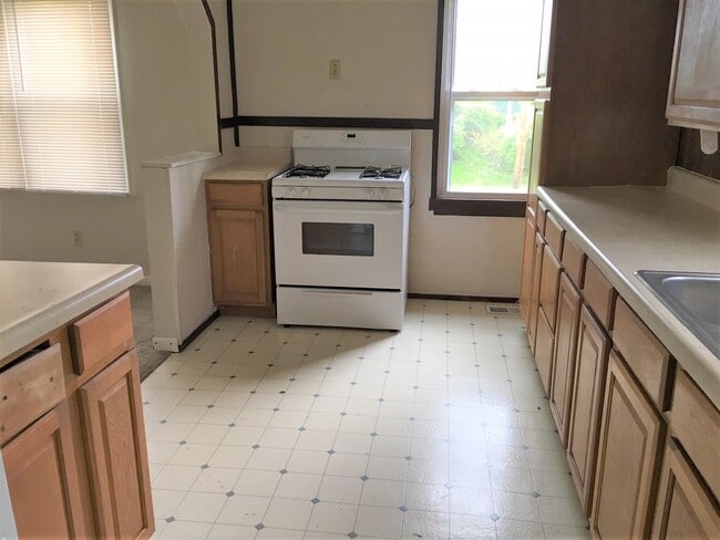 Building Photo - Three Bedroom Home with Main Floor Laundry on a Large Acre + Lot!!