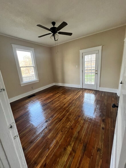 Building Photo - 1994 Manila Ave