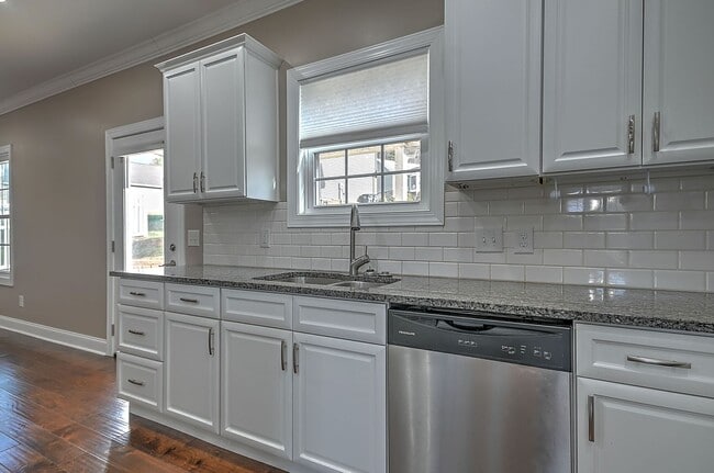 Building Photo - 4 Bedroom / 2.5 Bath Home  Kingsport, TN