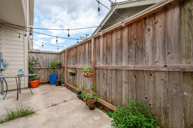 Building Photo - 3904 Tulane Oak Dr