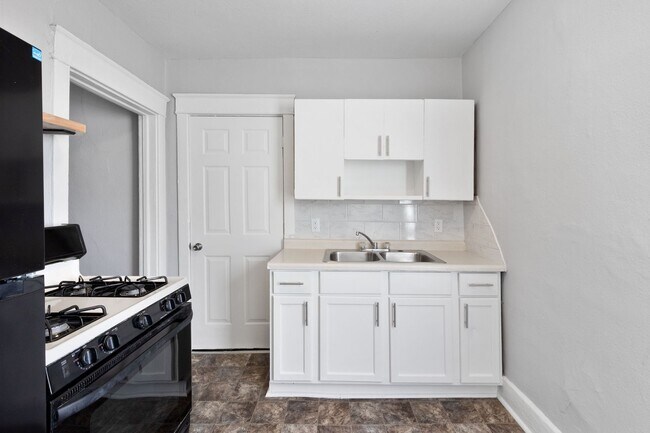 Building Photo - Don't Miss Out On This Amazing 3 bed 1 1/2...