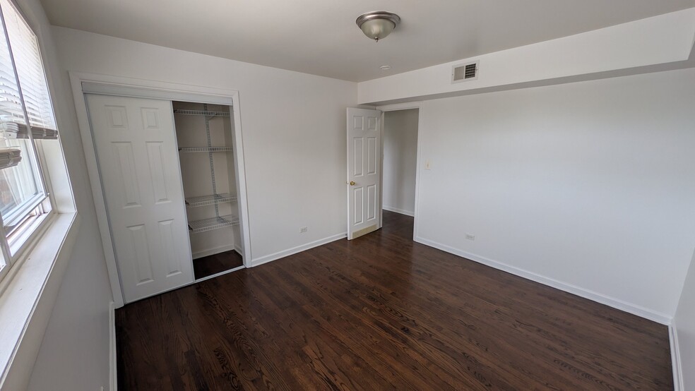Building Photo - 2654 W Rascher Ave