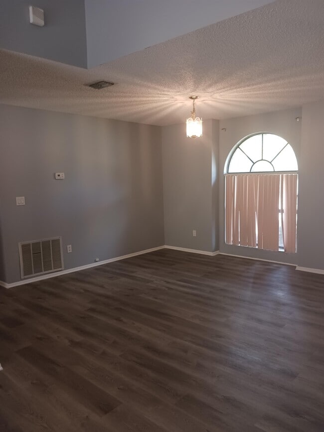 Building Photo - 7706 Covedale Dr