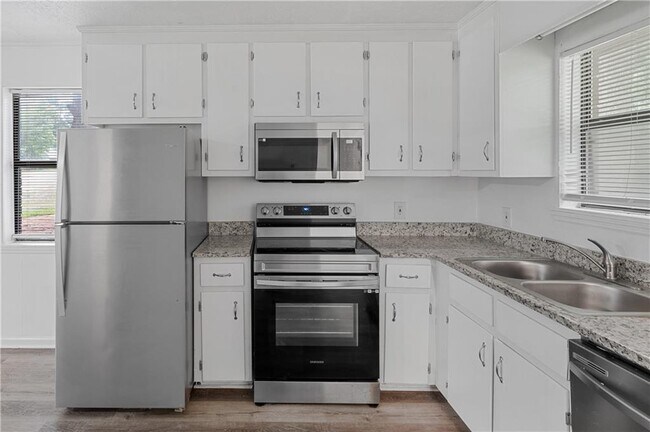 Building Photo - 200 Tanglewood Dr