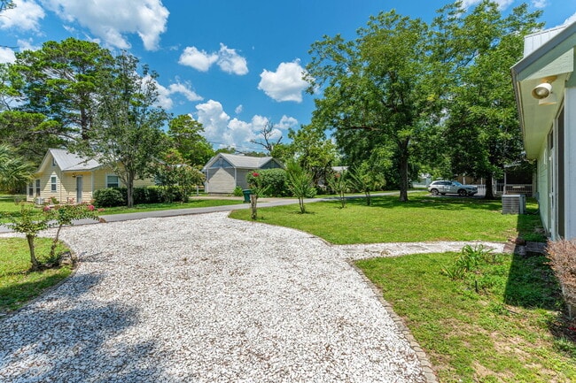 Building Photo - 322 Crescent Dr