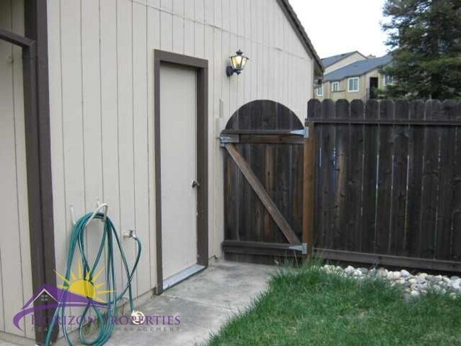 Building Photo - Open 2 Bed 2 Bath Natomas Duplex Unit