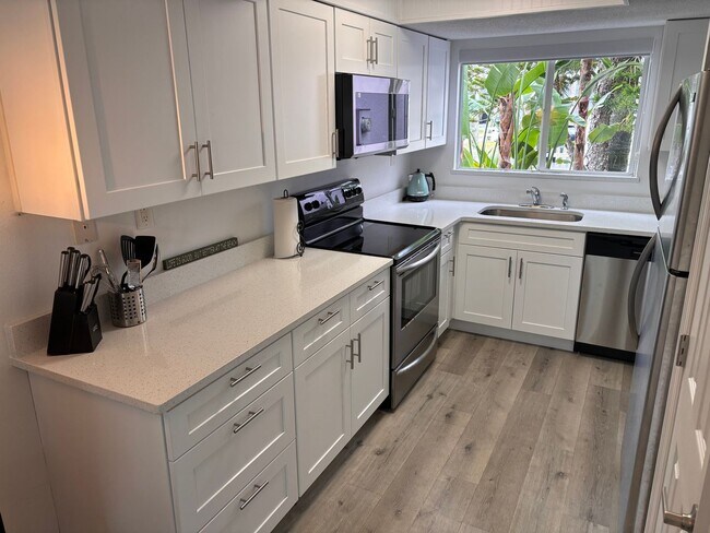 Building Photo - Furnished Beachside Townhome 2 bedroom/ 1.5 bath Dog Friendly Walk to beach