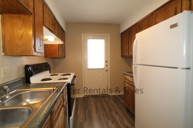 Building Photo - Rent Me Now!