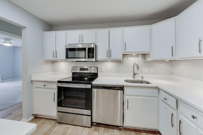 Building Photo - Spacious Updated Condo Available for Immediate Move-In