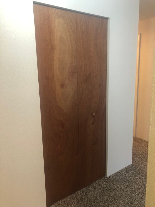 Building Photo - 3 bedroom, 1 bath house in Springfield!