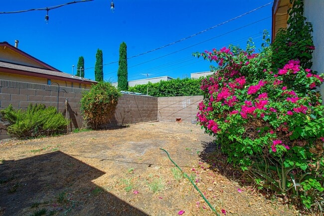 Building Photo - 2Bedroom 1 Bath with 1 Car GR Spacious Apartment Unit -Azusa