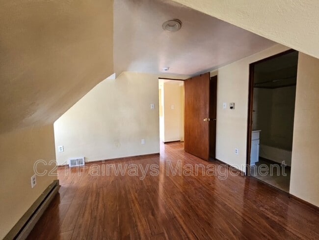 Building Photo - 546 Greenfield Ave