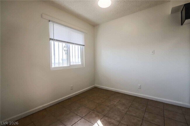 Building Photo - 1404 E Mesquite Ave