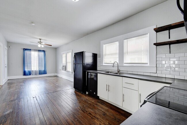Building Photo - 1314 N Sabinas St