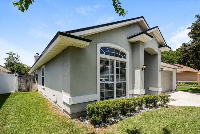 Building Photo - 878 S Lilac Loop