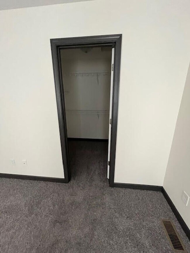 Building Photo - 147 Southpark Dr