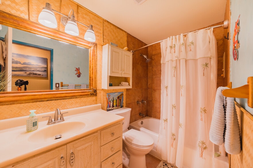 Share w/1 F. Hall Full Bathroom. - 281 Kaikea St