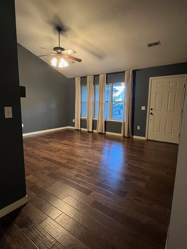 Building Photo - 22 Lyndhurst Dr