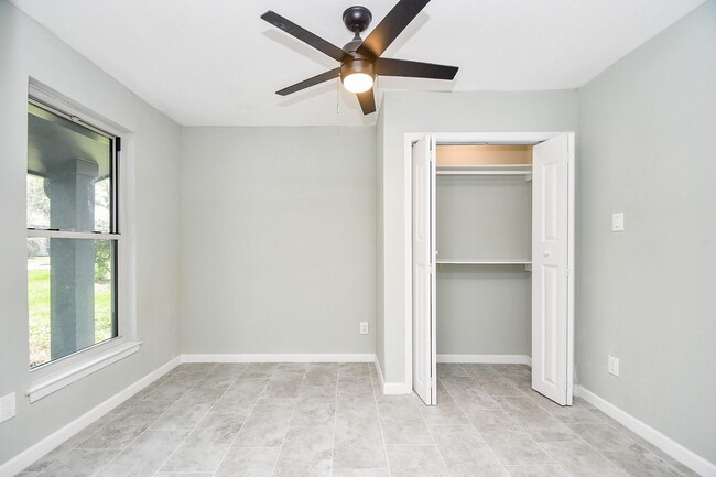 Building Photo - 5850 Duxbury St
