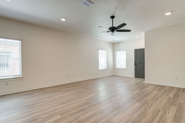 Building Photo - 3 Bedroom Townhome in Escondido - Frenship...