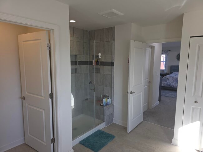 Building Photo - W240N5649 Holly Ct