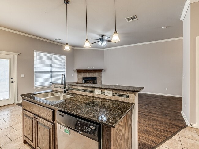 Building Photo - 3 Bedroom + Study + 3 car garage home located in the heart of Edmond!