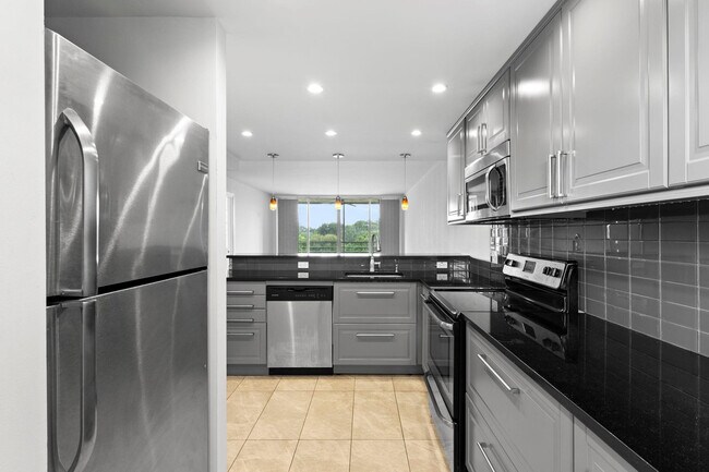 Building Photo - 9470 Poinciana Pl