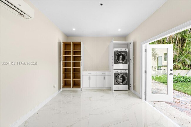 Building Photo - 2413 N Greenway Dr