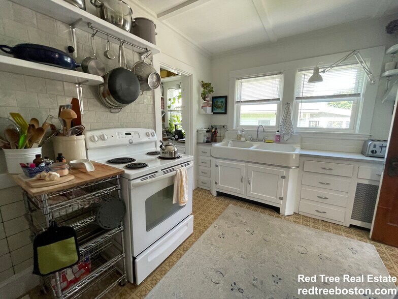 Building Photo - 62 Newport St