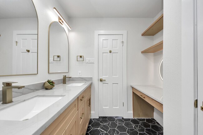 Building Photo - 26206 Maplewood Dr