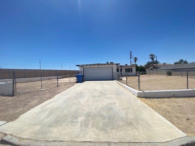 Building Photo - **232 Woodham Ave Barstow** Beautiful Spac...