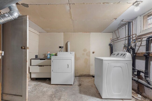 Building Photo - Stunning Craftsmen Beauty 3/1.5  bath 2000 sf! -ALBERTA/CONCORDIA