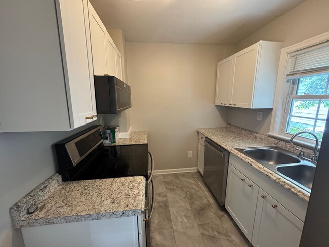 Building Photo - Newly updated 3 bedroom 1 bath with hardwo...