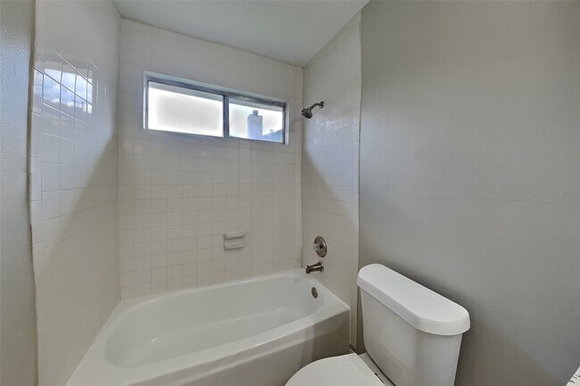 Building Photo - 1703 Calmar Dr