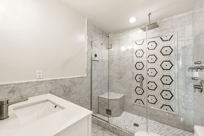 Building Photo - Classic 3bed/2bath Home Near Lake Merritt with Fresh Updates