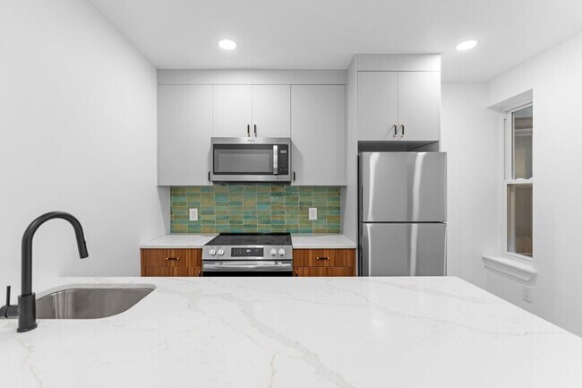 Building Photo - 6049 Elmwood Ave