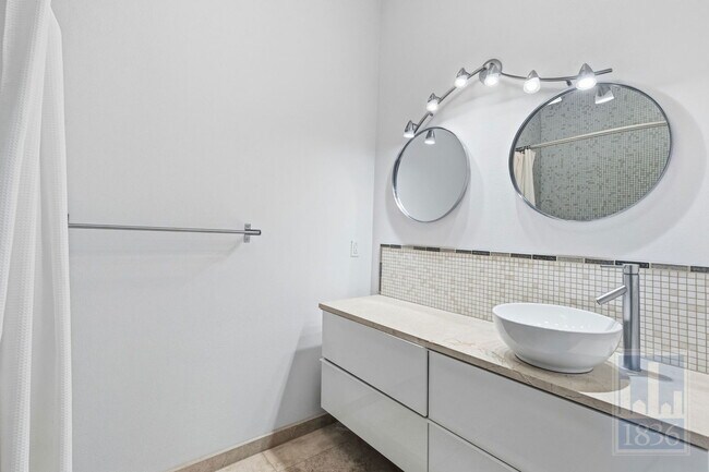 Building Photo - 1520 Parker Ln